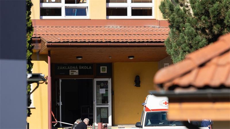 Blick auf den Eingang der Schule in der slowakischen Gemeinde Staskov, wo es zu einer Gewalttat gekommen ist.