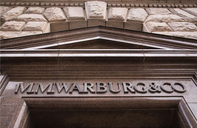 Linke kritisiert: Senat blockiert Aufklärung bei „Cum-Ex” Blick auf den Eingang der Warburg-Bank.