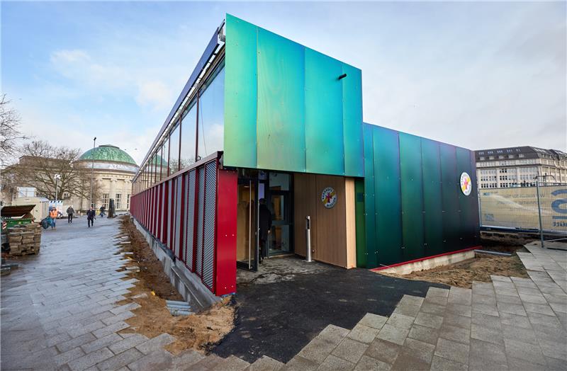 Blick auf den Eingang der neuen Bahnhofsmission Hamburg; im Hintergrund links ist die Kunsthalle zu sehen. Foto: Georg Wendt/dpa