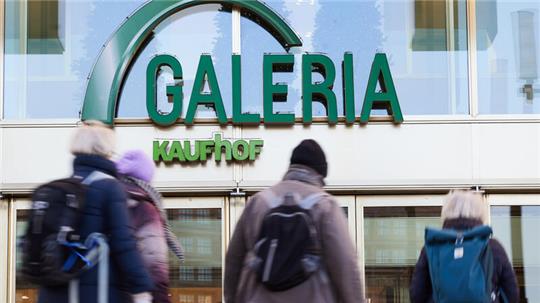 Blick auf den Eingang des Kaufhauses Galerie Karstadt Kaufhof.