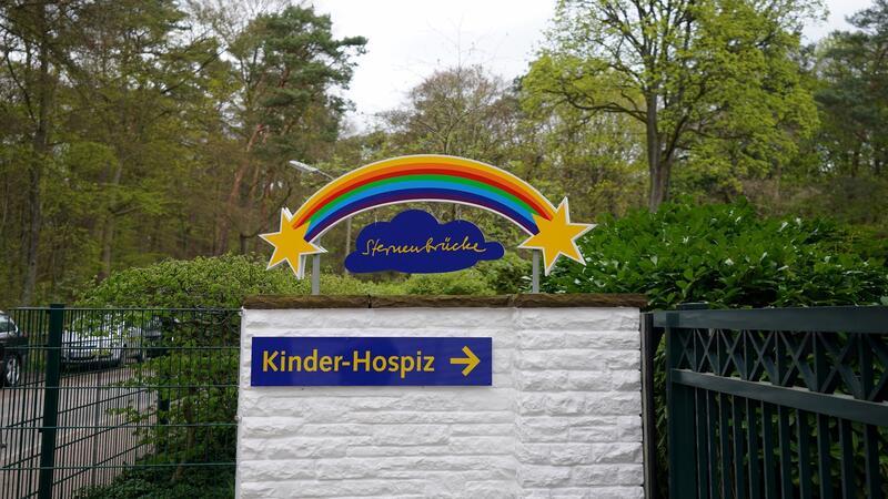 Weltrekordversuch mit Sternen aus Joghurt-Deckeln geplant Blick auf den Eingang des Kinder-Hospizes Sternenbrücke.
