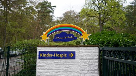 Blick auf den Eingang des Kinder-Hospizes Sternenbrücke.