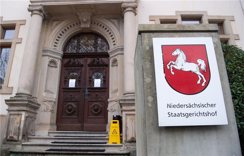 Staatsgericht: AfD-Antrag gegen Landesregierung unzulässig Blick auf den Eingang des niedersächsischen Staatsgerichtshofs in Bückerburg.