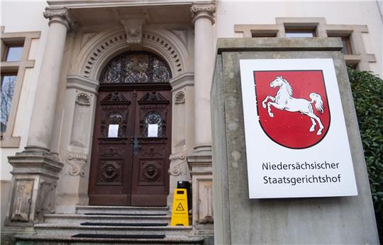 Blick auf den Eingang des niedersächsischen Staatsgerichtshofs in Bückerburg.