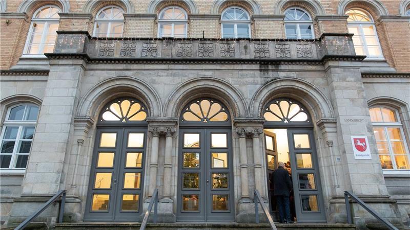 Ex-Freundin mit 98 Messerstichen getötet - Gericht rollt Prozess neu auf Blick auf den Eingang vom Landgericht Osnabrück.