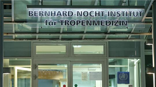 Blick auf den Eingang zum Bernhard-Nocht-Institut für Tropenmedizin (Tropeninstitut) des Universitätsklinikums Hamburg-Eppendorf. 