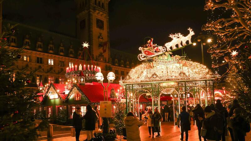 Blick auf den Eingang zum historischen Weihnachtsmarkt auf dem Rathausmarkt.
