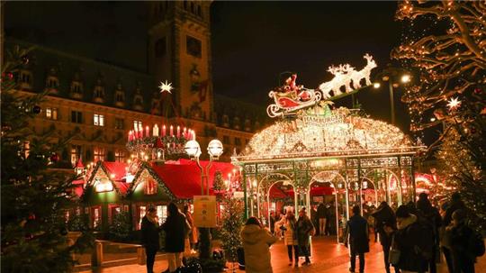 Blick auf den Eingang zum historischen Weihnachtsmarkt auf dem Rathausmarkt.