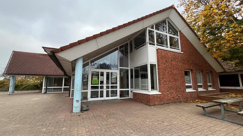 Kostenexplosion: Lärmschutz in Grundschule Hollern geht ins Geld Blick auf den Eingangsbereich der Grundschule in Hollern.