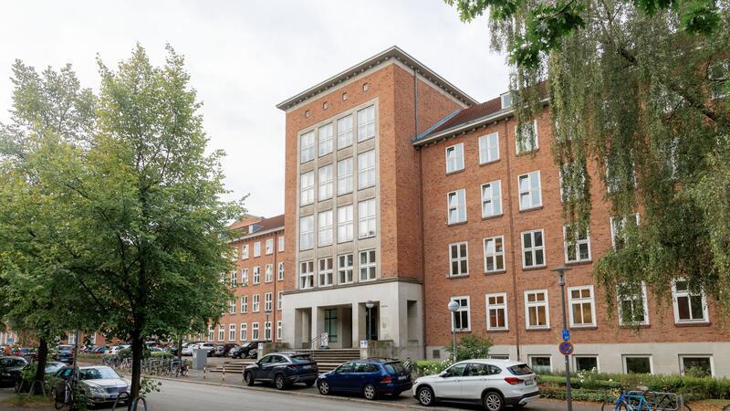 Nach Geiselnahme von Frau in Kiel: Prozess Blick auf den Eingangsbereich des Landgerichts Kiel.