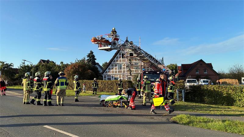 Arbeitsunfall im Alten Land – Reetdachdecker schwer verletzt Blick auf den Einsatzort auf einer denkmalgeschützten Hofstelle in Neuenschleuse.