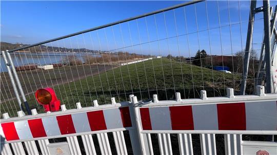 Blick auf den Elbdeich auf Höhe des Siels in Jork-Hinterbrack.