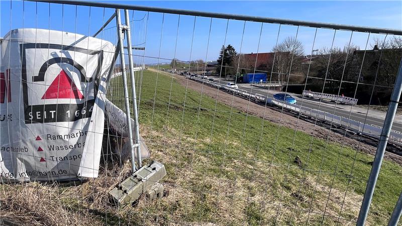 Blick auf den Elbdeich auf Höhe des Siels in Jork-Hinterbrack.