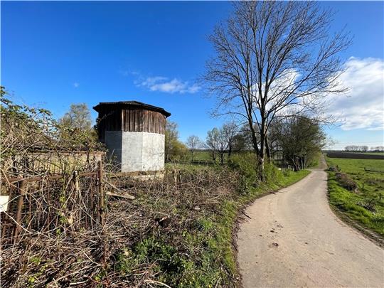 Blick auf den Elbkliff-Wanderweg: Das Silo an der Bahn in Agathenburg wird nicht für 50.000 Euro zur Aussichtsplattform ausgebaut. Foto Vasel