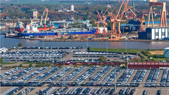 Blick auf den Emder Hafen: Die deutsche Wirtschaft bleibt trotz Aufhellung fragil.