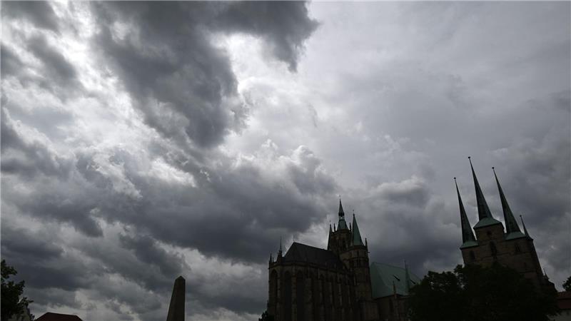 Wetter in Deutschland beruhigt sich - doch es bleibt windig Blick auf den Erfurter Domplatz. Nach einem Montag mit starken Unwettern bleibt es am Dienstag wolkig, dafür wird es etwas milder.