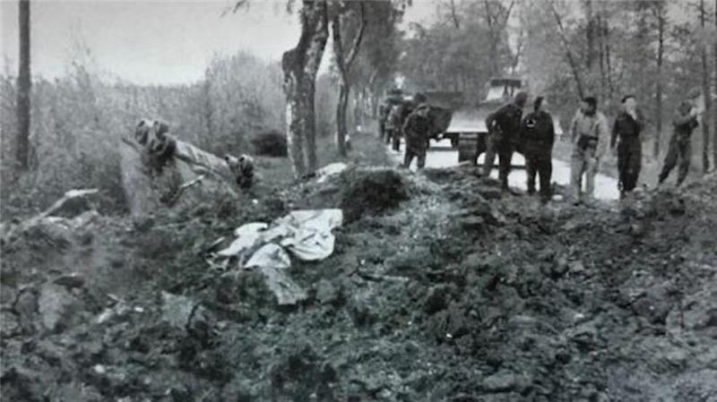 Blick auf den Explosionsort in Kutenholz im Mai 1945.
