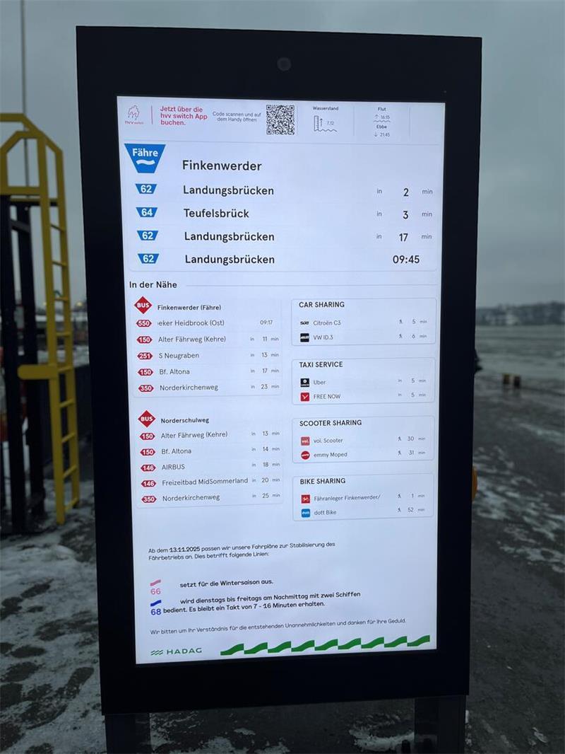 Blick auf den Fahrgastanzeiger auf dem Anleger in Finkenwerder.