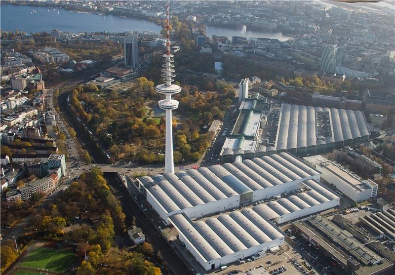 Blick auf den Fernsehturm „Heinrich-Hertz-Turm“ sowie die Messehallen mit dem Messegelände. Die Hamburg Messe hat wegen der Corona-Pandemie das schlechteste Ergebnis ihrer Firmengeschichte eingefahren. Foto: Bockwoldt/dpa