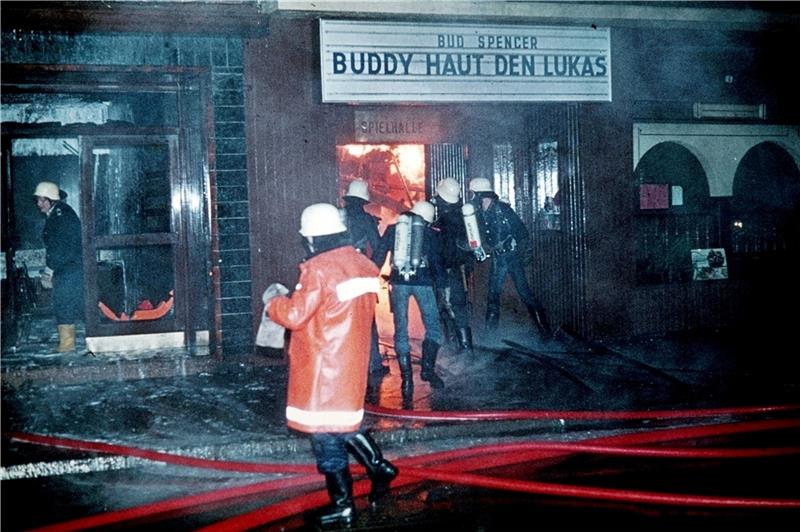 Blick auf den Feuerwehreinsatz beim Altstadtbrand vom 24. Dezember 1980 zwischen der Langen Straße und dem Hasenmoor. Fotos: Feuerwehr-Archiv
