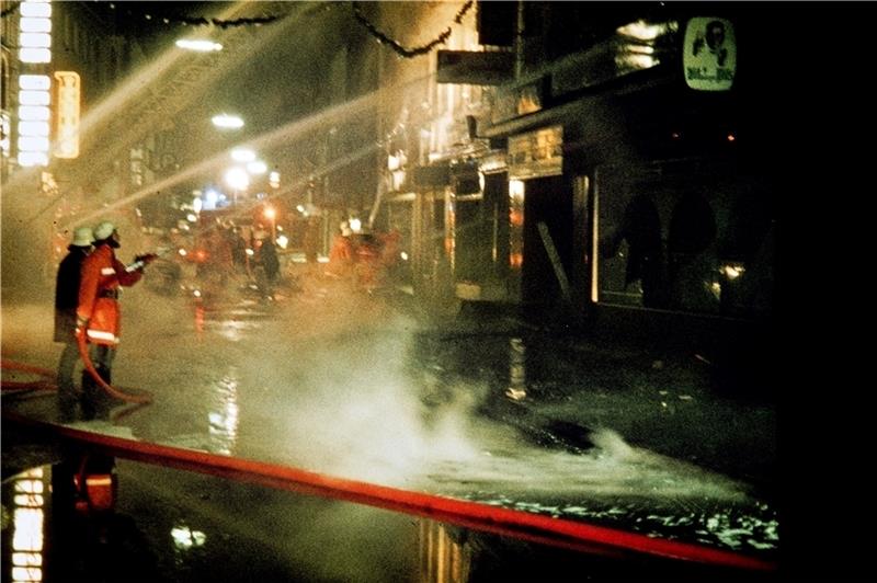 Blick auf den Feuerwehreinsatz beim Altstadtbrand vom 24. Dezember 1980 zwischen der Langen Straße und dem Hasenmoor. Fotos: Feuerwehr-Archiv