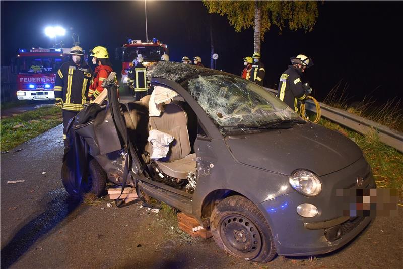 Blick auf den Fiat nach der Rettung der drei jungen Männer in Bliedersdorf-Postmoor durch die Feuerwehr. Foto: Vasel