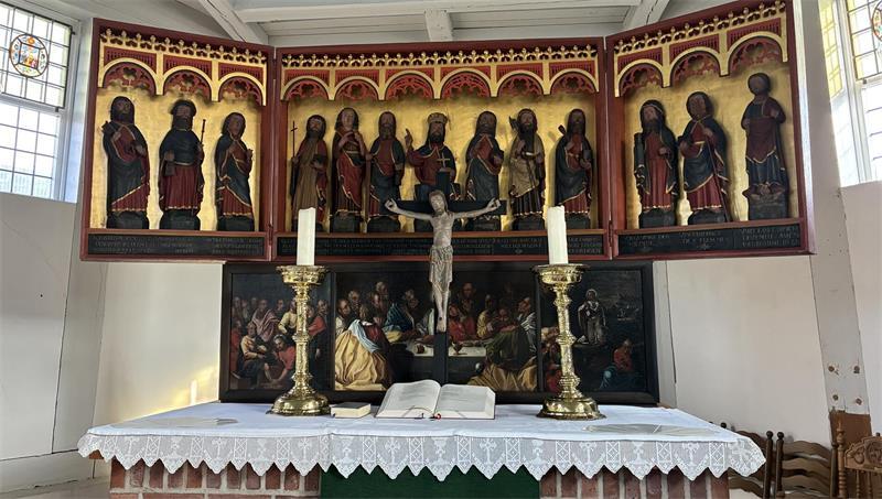 St. Johannes wirft sich in Schale: Turm in Neuenkirchen wird saniert Blick auf den Flügelaltar, das Kruzifix stammt noch aus der Klosterzeit.