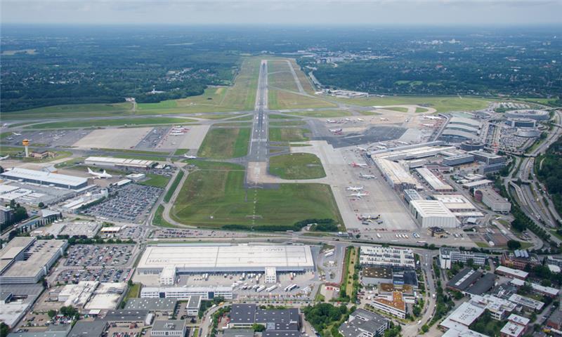 Blick auf den Flughafen Airport Helmut Schmidt. Foto: Daniel Bockwoldt/dpa