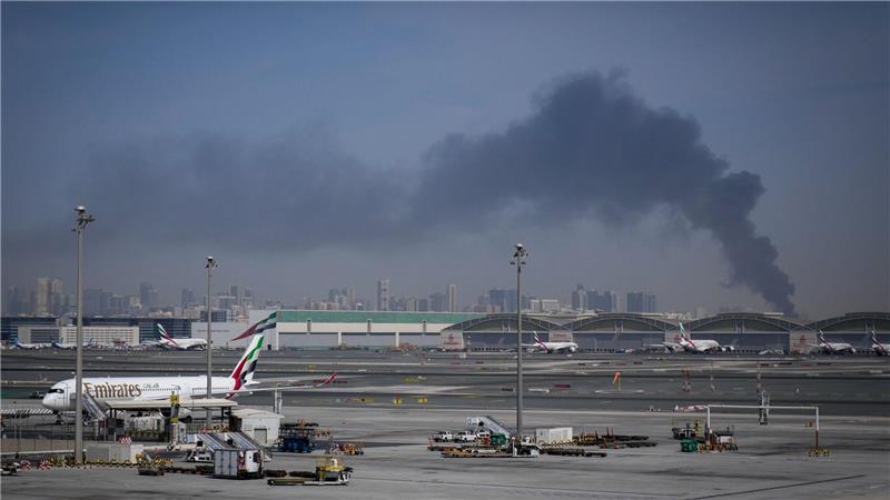 Blick auf den Flughafen von Dubai. Rauch steigt nach einem iranischen Angriff im Hintergrund auf. (Archivbild)