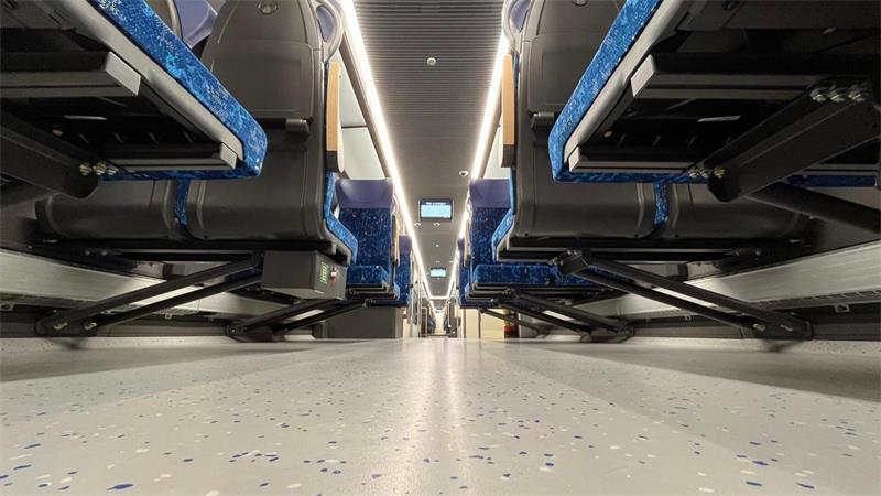 Bevor der erste Zug fährt: EVB-Lokführerin startet um 3 Uhr morgens Blick auf den Fußboden - ist alles sauber?