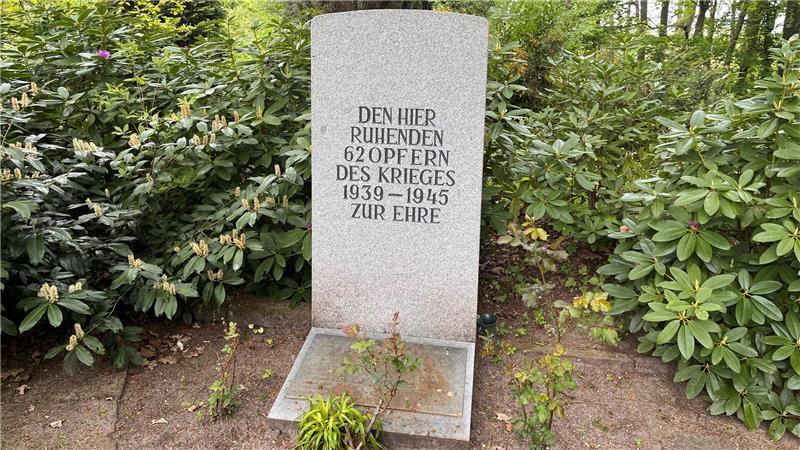 Blick auf den Gedenkstein mit der Namenstafel der auf dem Friedhof in Campe begrabenen Opfer der NS-Gewaltherrschaft.