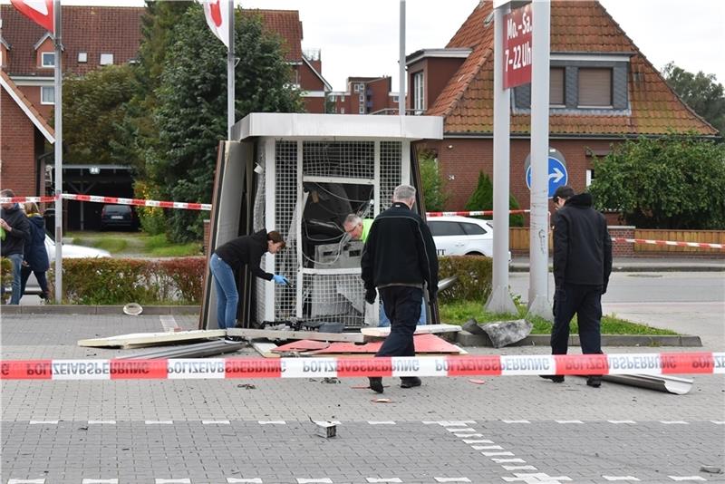 Gesprengter Geldautomat: Polizei vermutet Bandenkriminalität Blick auf den Geldautomaten am Freitagvormittag, 1. Oktober, auf dem Rewe-Parkplatz in Stade. Foto: Vasel