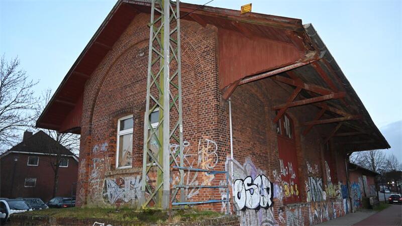Blick auf den Güterschuppen am Bahnhof in Horneburg.