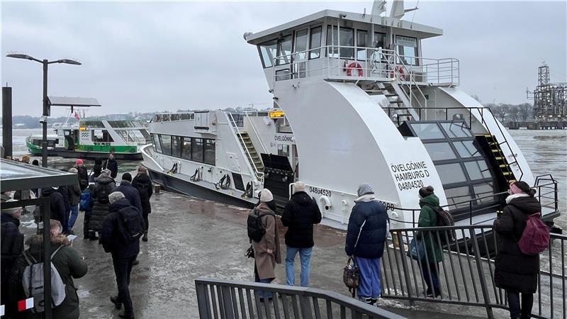 Blick auf den Hadag-Anleger an den Landungsbrücken in Hamburg-Finkenwerder. Vorne legt die Fähre Övelgönne an. Sie bedient die Linie 62.
