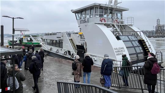 Blick auf den Hadag-Anleger an den Landungsbrücken in Hamburg-Finkenwerder. Vorne legt die Fähre Övelgönne an. Sie bedient die Linie 62.