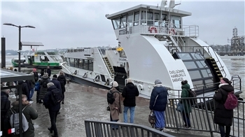 Blick auf den Hadag-Anleger an den Landungsbrücken in Hamburg-Finkenwerder. Vorne legt die Fähre Övelgönne an. Sie bedient die Linie 62.