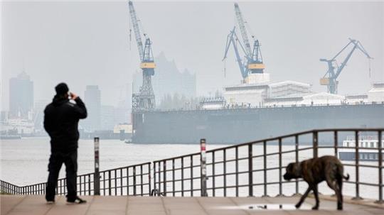 Blick auf den Hamburger Hafen: Nach vorläufigen Daten schrumpfte die Wirtschaftsleistung im vierten Quartal zum Vorquartal um 0,3 Prozent.