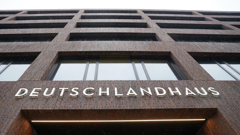 Blick auf den Haupteingang des Deutschlandhauses am Gänsemarkt in der Innenstadt.