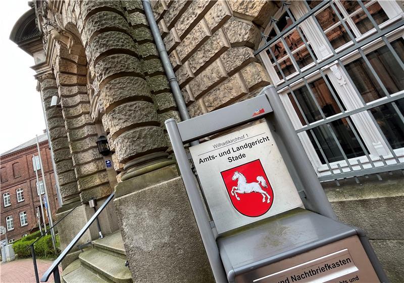 Toter vom Stader Bahnhof: Taxifahrer soll Todesdrohungen belegen Blick auf den Haupteingang des Landgerichts in Stade.