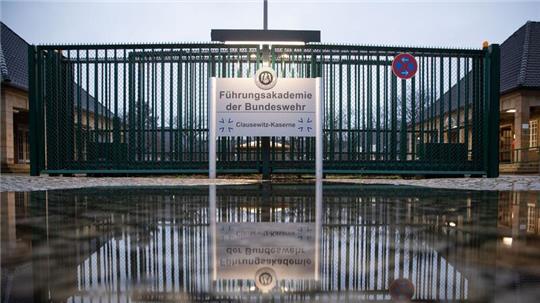 Blick auf den Haupteingang zur Führungsakademie der Bundeswehr (FüAk).