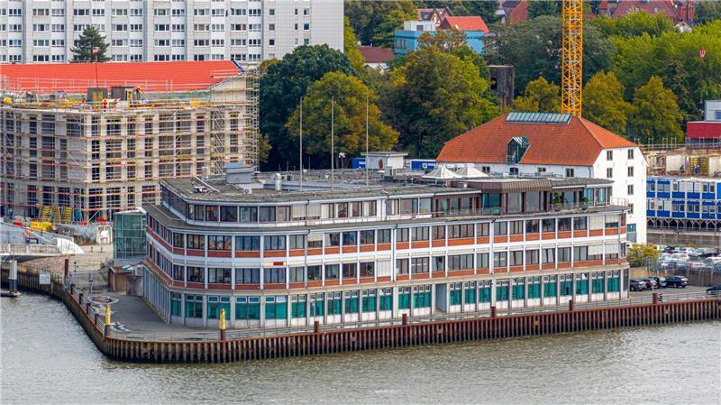 Blick auf den Hauptsitz von Naval Vessels Lürssen (NVL) an der Weser in Bremen.