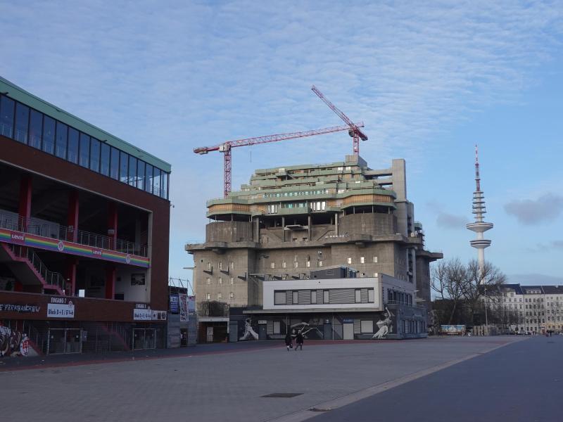 Blick auf den Hochbunker an der Feldstraße in Hamburg. Foto: Marcus Brandt/dpa