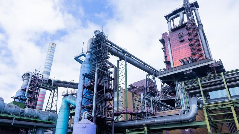 Versuchsanlage zu klimafreundlicheren Stahl geplant Blick auf den Hochofen 8 auf dem Werksgelände von Thyssenkrupp in Duisburg.