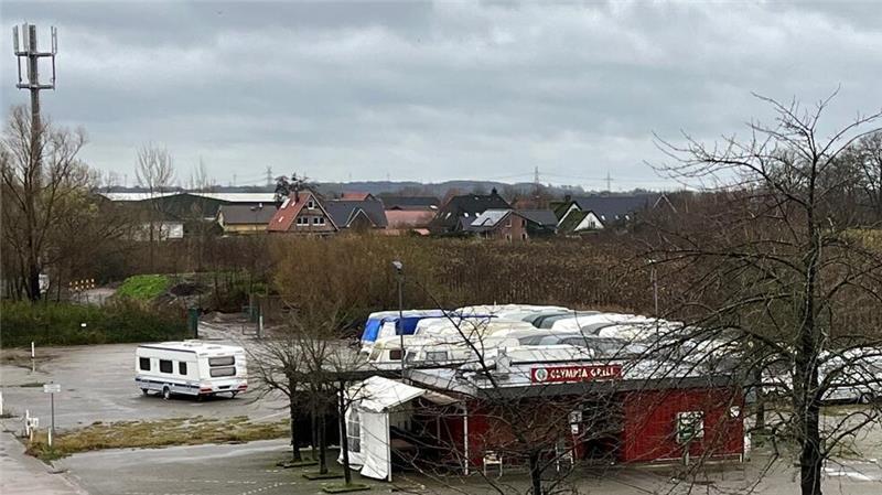 Neue Pächter auf Lühesand: Dauercamper protestieren gegen Preise Blick auf den Imbiss in Sandhörn.