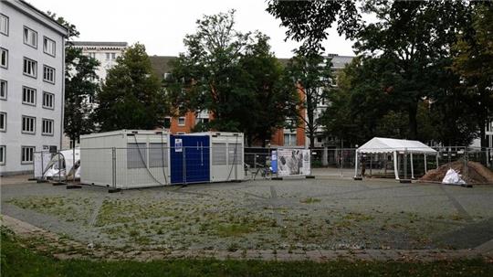 Blick auf den Joseph-Carlebach-Platz, wo ein Bodenmosaik an die Bornplatzsynagoge  erinnert.