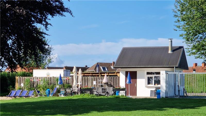 Blick auf den Kiosk im Freibad in Twielenfleth.