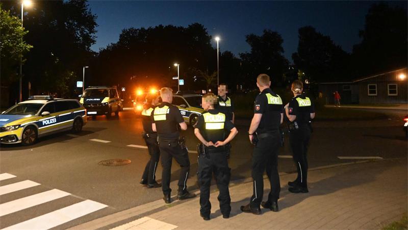 Vier Verletzte bei Schlägerei im Altländer Viertel in Stade Blick auf den Kreisel, rechts ist das Jugendhaus Altländer Viertel zu sehen.