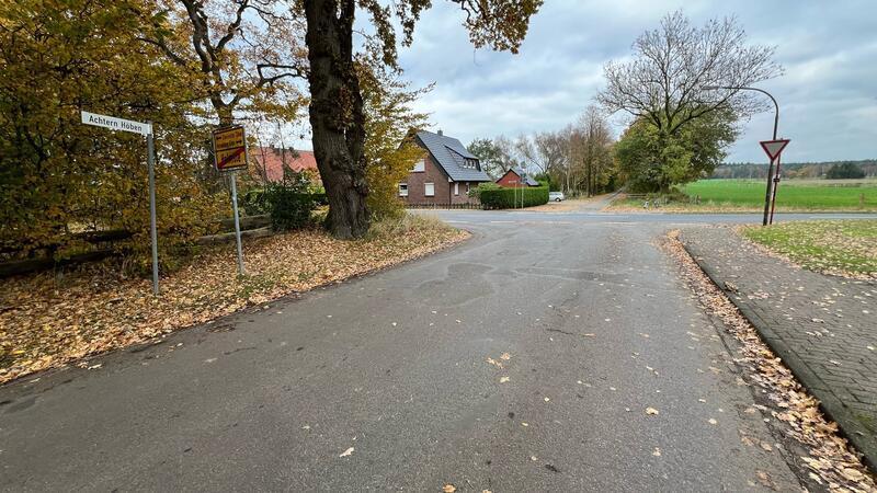 Hier gibt es die nächsten Vollsperrungen auf Kreisstraßen Blick auf den Kreuzungsbereich an der K44 in Helmste, der saniert wird.
