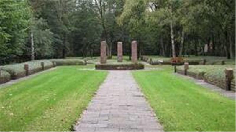 Holocaust-Gedenktag in der Gedenkstätte Lager Sandbostel Blick auf den Lagerfriedhof mit den Massengräbern rechts und links.