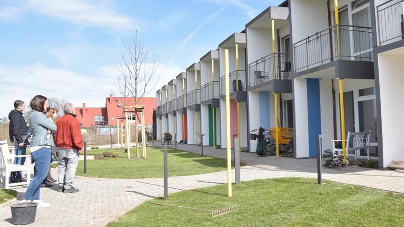 Blick auf den Lebensgarten im Seniorenheim Bergfried in Guderhandviertel: Vom neu gestalteten Garten aus ist das Farbkonzept der Räume zu erkennen.